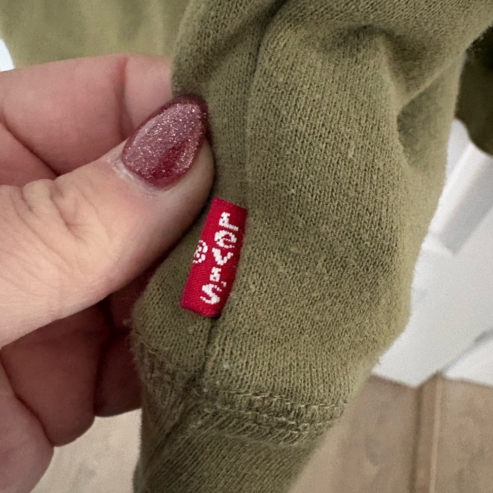 Levi's Olive Green Crew Neck with Flower Logo Size M - Picture 3 of 5